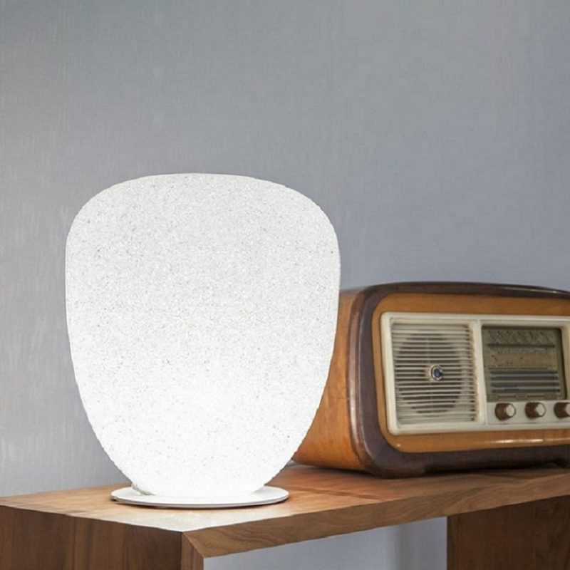 den-ngu-de-ban-dep-duoc-ua-chuong-nhat-3-800x800-1 Nhìn bên ngoài chiếc đèn ngủ để bàn hình đá phát sáng tuy đơn giản nhưng đầy sự tinh tế.
